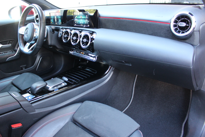 MERCEDES-BENZ-A 180-AMG LINE