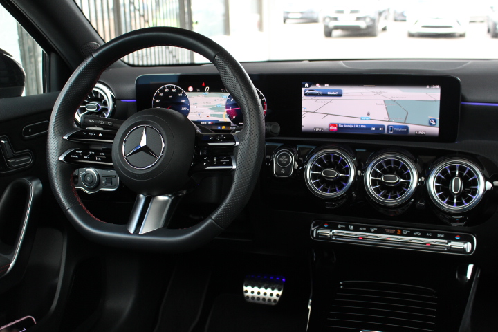 MERCEDES-BENZ-A 180-AMG LINE